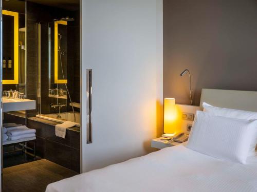 Imagen de la habitación del Hotel Pullman Brussels Centre Midi. Foto 9