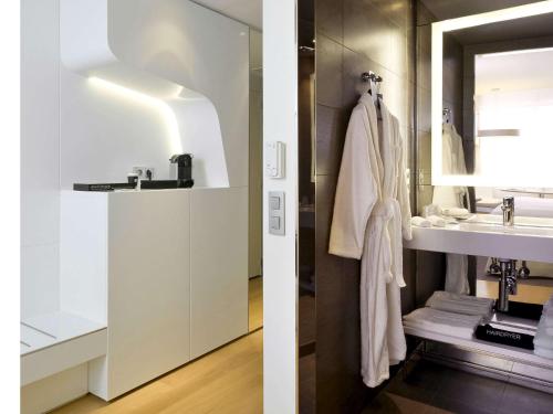 Imagen de la habitación del Hotel Pullman Brussels Centre Midi. Foto 18