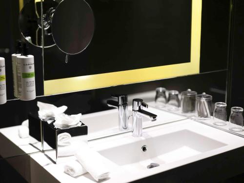 Imagen de la habitación del Hotel Pullman Brussels Midi. Foto 8