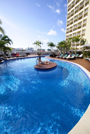 Imagen de la piscina del Hotel Pullman Cairns International. Foto 15