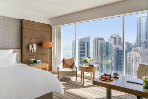 Imagen de la habitación del Hotel Pullman Doha West Bay. Foto 16