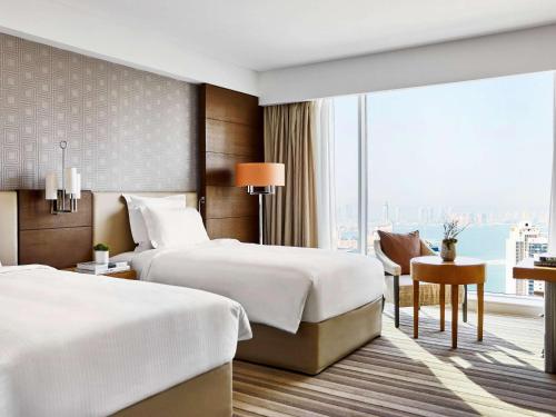 Imagen de la habitación del Hotel Pullman Doha West Bay. Foto 17