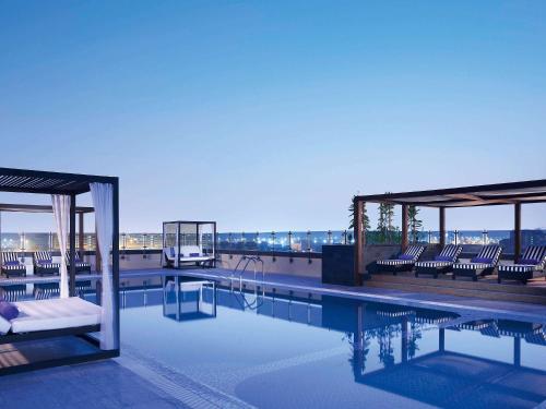 Imagen de la piscina del Hotel Pullman Dubai Creek City Centre. Foto 19