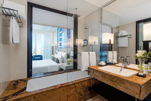 Imagen de la habitación del Hotel Pullman Dubai Downtown. Foto 7