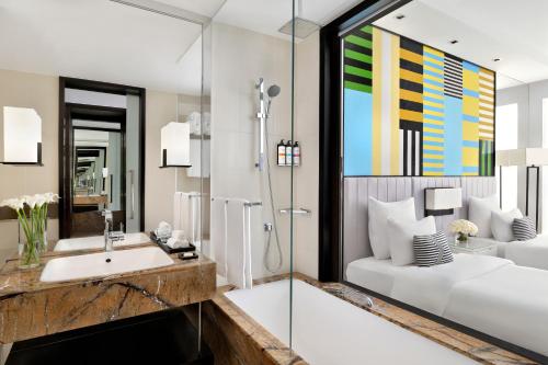Imagen de la habitación del Hotel Pullman Dubai Downtown. Foto 11