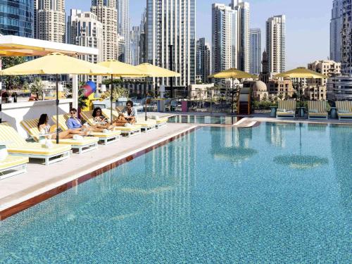 Imagen de la piscina del Hotel Pullman Dubai Downtown. Foto 20