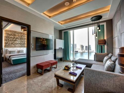 Imagen de la habitación del Hotel Pullman Dubai Downtown. Foto 19