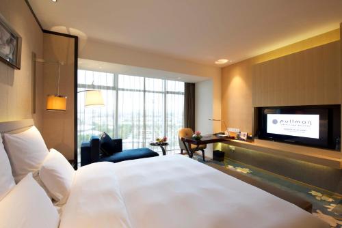 Imagen de la habitación del Hotel Pullman Guangzhou Baiyun Airport. Foto 11