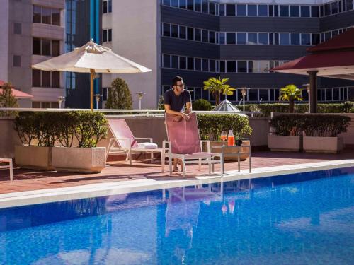 Imagen de la piscina del Hotel Pullman Madrid Airport and Feria. Foto 20