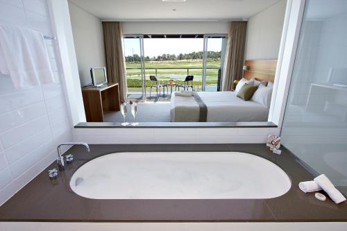 Imagen de la habitación del Hotel Pullman Magenta Shores Resort. Foto 12