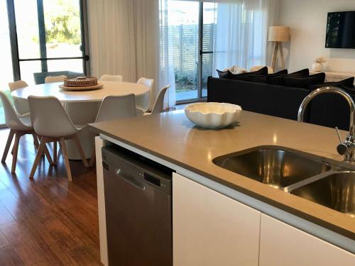 Imagen de la habitación del Hotel Pullman Magenta Shores Resort. Foto 17