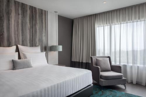 Imagen de la habitación del Hotel Pullman Miri Waterfront. Foto 9