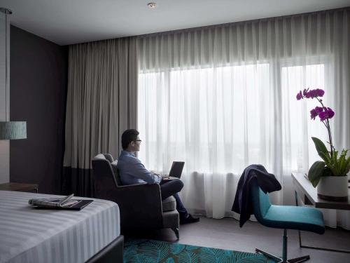 Imagen de la habitación del Hotel Pullman Miri Waterfront. Foto 10