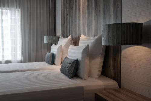 Imagen de la habitación del Hotel Pullman Miri Waterfront. Foto 11