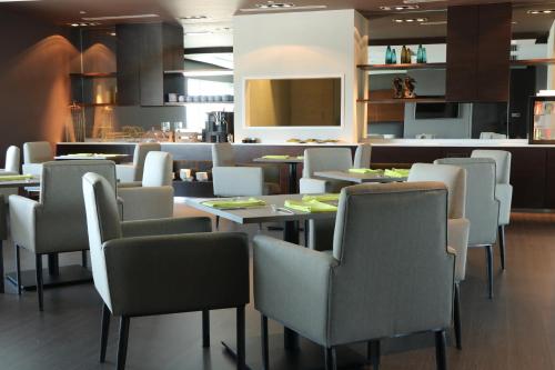 Imagen de la habitación del Hotel Pullman Miri Waterfront. Foto 13