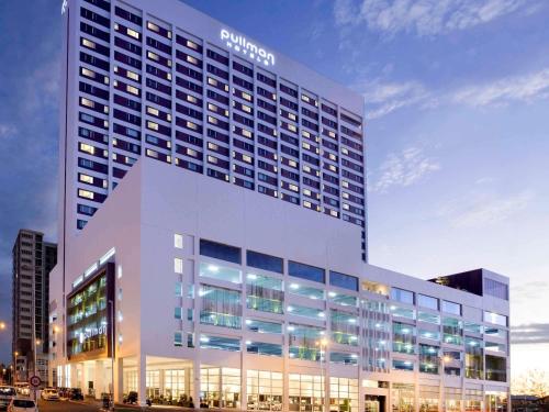 Imagen general del Hotel Pullman Miri Waterfront. Foto 1