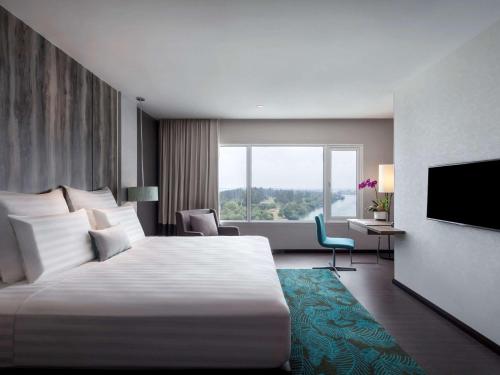 Imagen de la habitación del Hotel Pullman Miri Waterfront. Foto 15