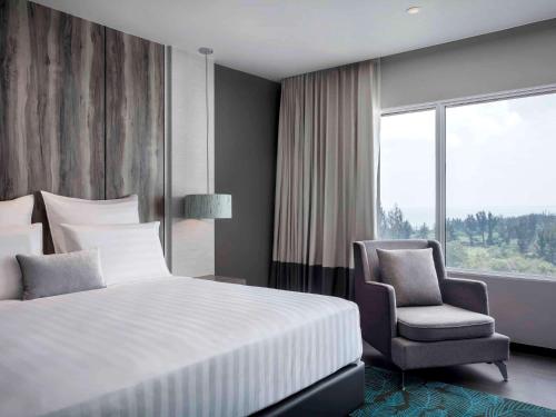 Imagen de la habitación del Hotel Pullman Miri Waterfront. Foto 16