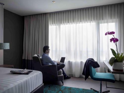 Imagen de la habitación del Hotel Pullman Miri Waterfront. Foto 17