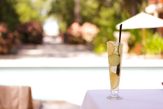 Imagen de la piscina del Hotel Pullman Palm Cove Sea Temple Resort and Spa. Foto 11