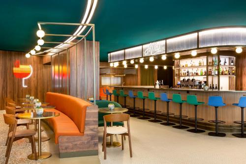 Imagen del bar/restaurante del Hotel Pullman Paris Montparnasse. Foto 7