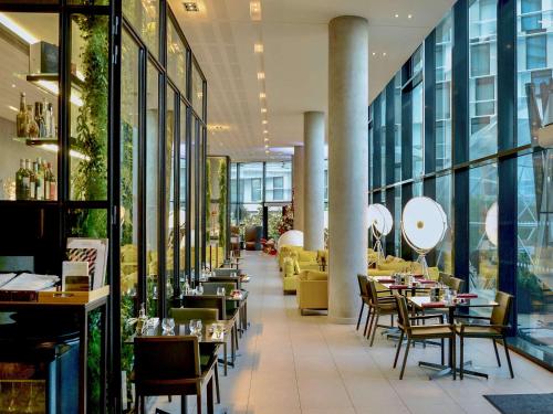 Imagen del bar/restaurante del Hotel Pullman Paris Roissy Cdg Airport. Foto 11