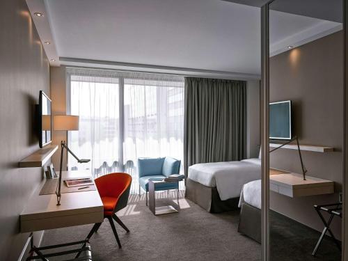 Imagen de la habitación del Hotel Pullman Paris Tour Eiffel. Foto 16