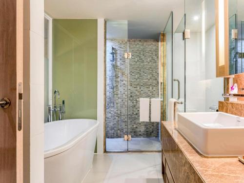 Imagen de la habitación del Hotel Pullman Phuket Karon Beach Resort. Foto 19