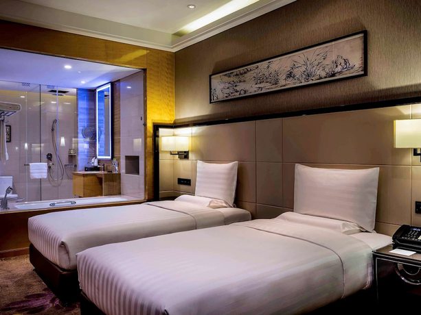 Imagen de la habitación del Hotel Pullman Qingdao Ziyue. Foto 6