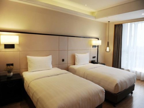 Imagen de la habitación del Hotel Pullman Qingdao Ziyue. Foto 12