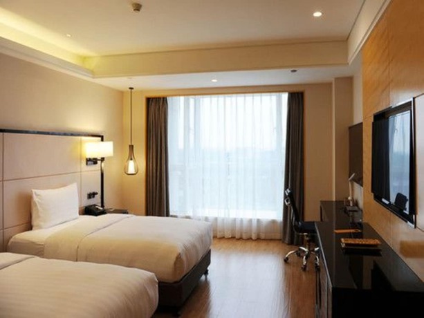Imagen de la habitación del Hotel Pullman Qingdao Ziyue. Foto 15