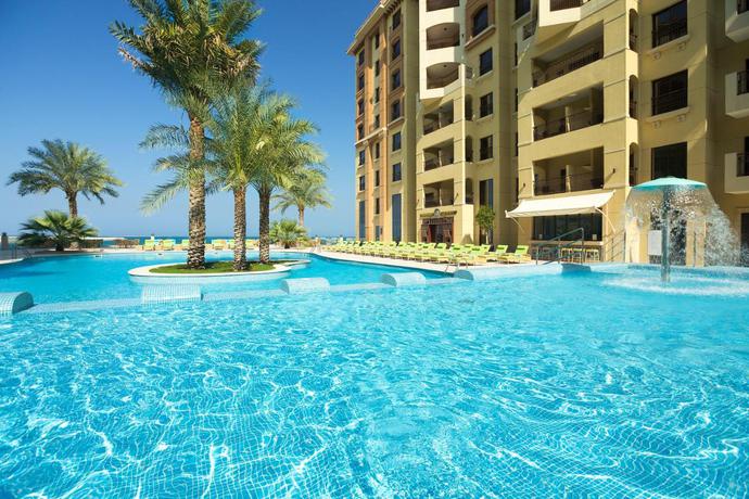 Imagen de la piscina del Hotel Pullman Resort Al Marjan Island. Foto 11