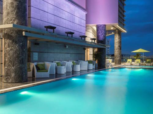 Imagen de la piscina del Hotel Pullman Saigon Centre. Foto 10