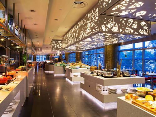 Imagen del bar/restaurante del Hotel Pullman Saigon Centre. Foto 3