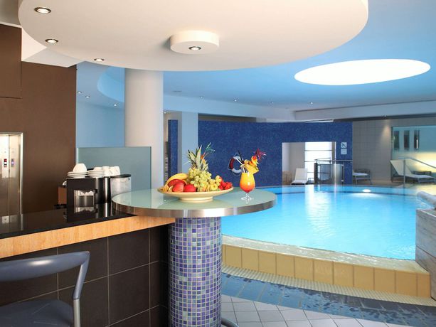 Imagen de la piscina del Hotel Pullman Stuttgart Fontana. Foto 19