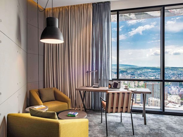 Imagen de la habitación del Hotel Pullman Tbilisi Axis Towers. Foto 7
