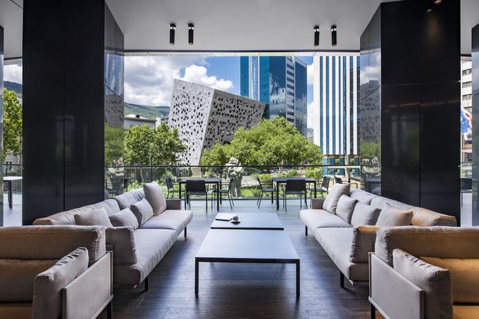 Imagen de la habitación del Hotel Pullman Tbilisi Axis Towers. Foto 12