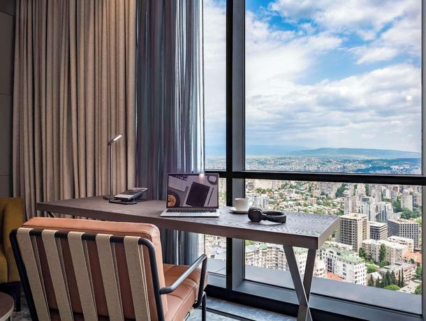 Imagen de la habitación del Hotel Pullman Tbilisi Axis Towers. Foto 19