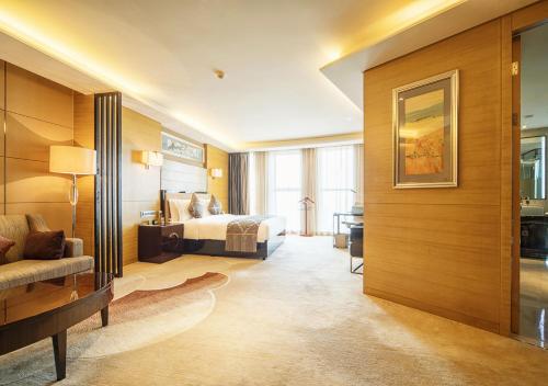 Imagen de la habitación del Hotel Pullman Wuxi New Lake. Foto 11