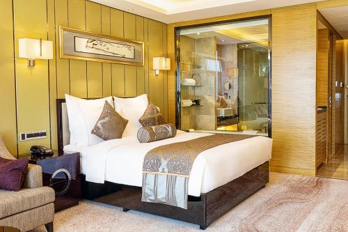 Imagen de la habitación del Hotel Pullman Wuxi New Lake. Foto 16