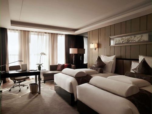 Imagen de la habitación del Hotel Pullman Wuxi New Lake. Foto 17