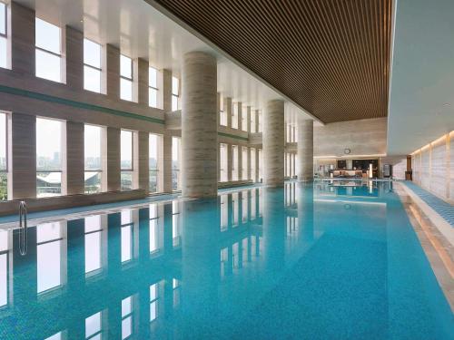 Imagen de la piscina del Hotel Pullman Wuxi New Lake. Foto 20