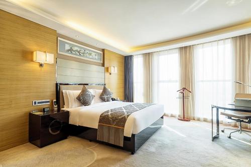 Imagen de la habitación del Hotel Pullman Wuxi New Lake. Foto 18