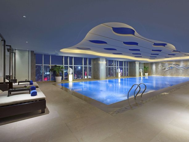 Imagen de la piscina del Hotel Pullman Yantai Center. Foto 20