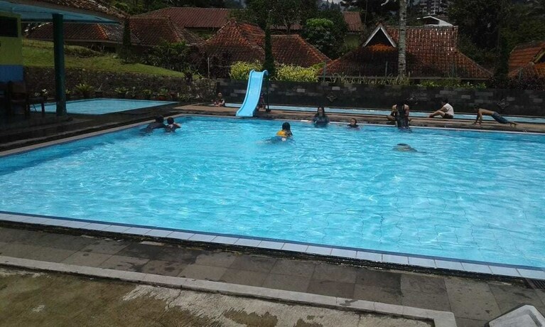 Imagen de la piscina del Hotel Puncak Camp Hills. Foto 15