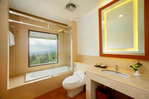 Imagen de la habitación del Hotel Puncak Pass Resort. Foto 7