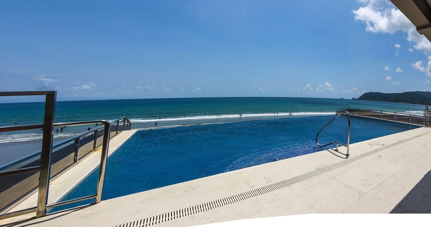 Imagen de la piscina del Hotel Punta Baler Hotel. Foto 20