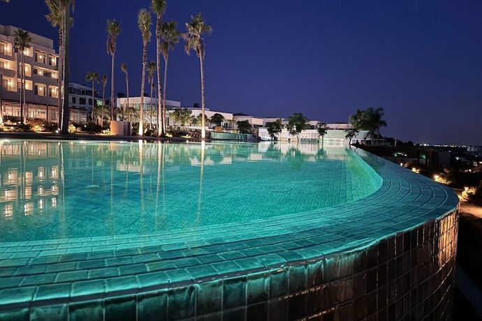 Imagen de la piscina del Hotel Punta Bermeja Premium Beach. Foto 10