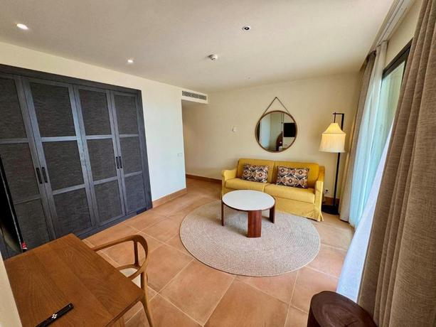 Imagen de la habitación del Hotel Punta Bermeja Premium Beach. Foto 3