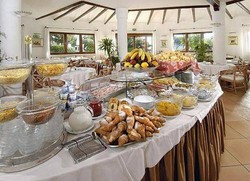 Imagen del bar/restaurante del Hotel Punta Est. Foto 12